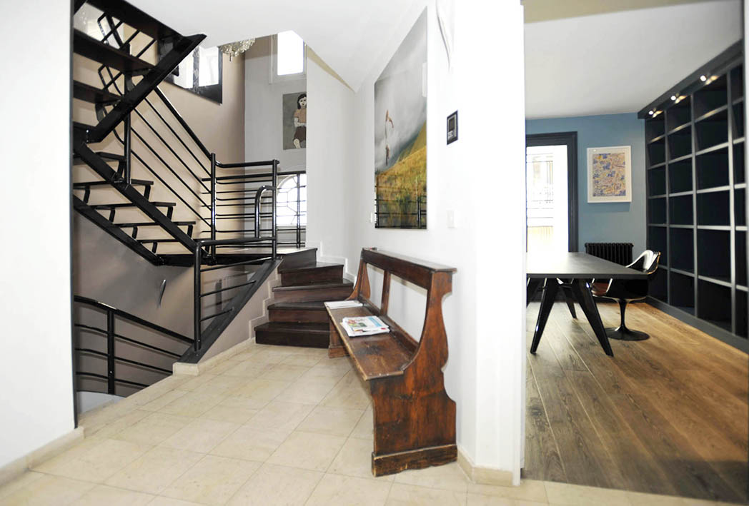 Hôtel particulier- Rive Droite-sortie salon donnant sur cuisine à droite et escalier à gauche