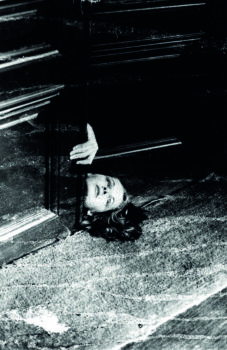 Carole-Bellaïche-natacha-et-la-porte-227x350 Carole Bellaïche-natacha-et-la-porte 