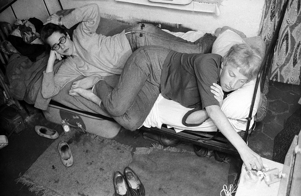 le-beat-hotel-9-rue-git-le-coeur-chambre-41-thelma-shumsky-scientifique-americaine-et-son-amie-suedoise-gun-1957-c-harold-chapman-topfoto-roger-viollet MOULIN BLANCHARD Non classé